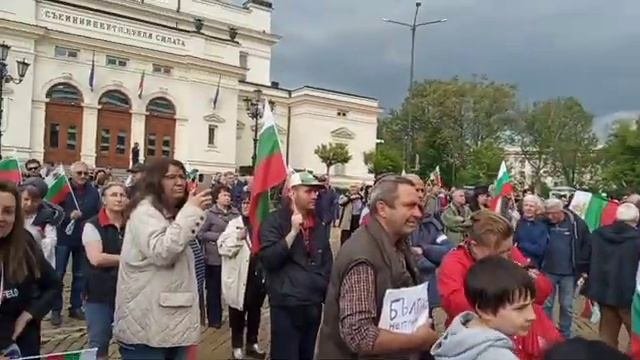 Протестиращ на поход за Мир и неутралитет пред Народното събрание...