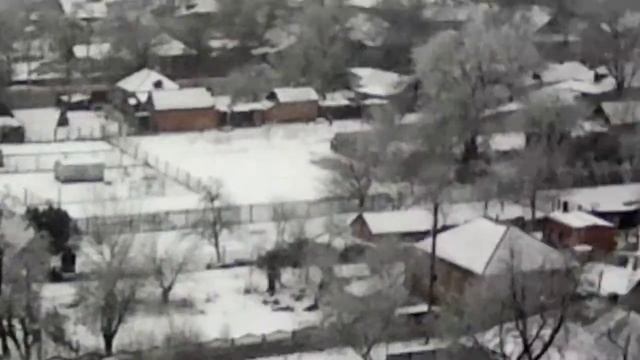 Снег снег снежок ( не видно что падает)
