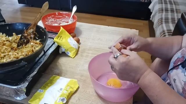 фкусная минутка-пироги наливные с сыром и с капустой и яйцом.