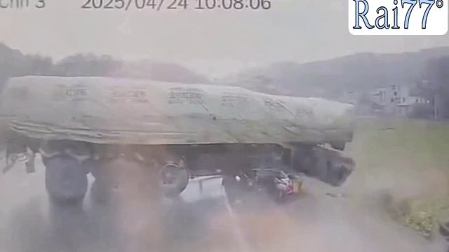 Скутеристка выбежала из-под колёс неуправлямого грузовика