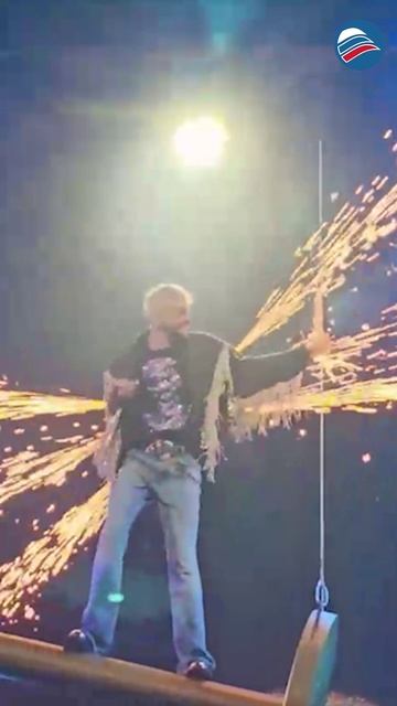 Зажигательное выступление: Филипп Киркоров едва не стал жертвой фаер-шоу