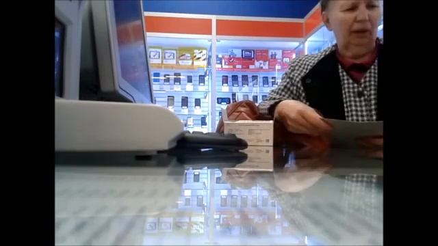Бабка в салоне сотовой связи