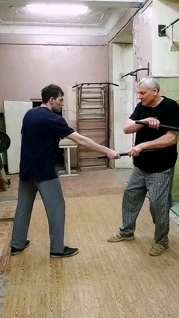 КОЛЮЩИЙ УДАР ПАЛКОЙ В ЖИВОТ.ОТБОР.