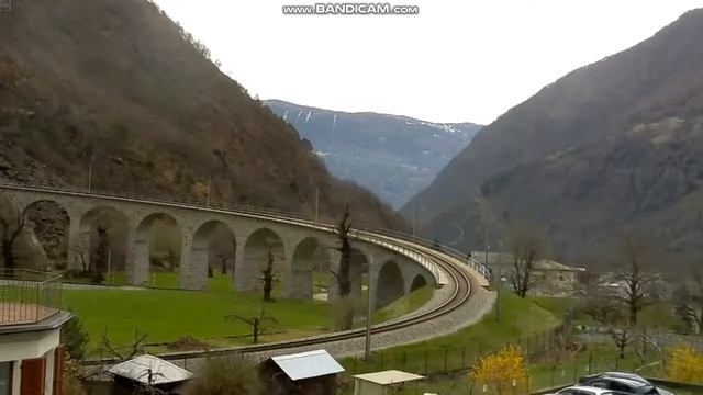 Экспресс Бернина (Bernina Express) или красный швейцарский поезд.