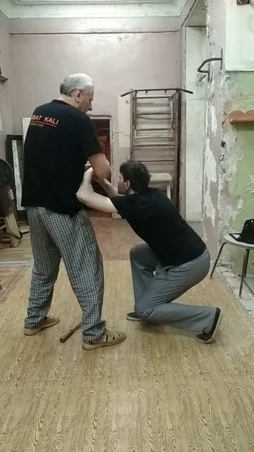 БОЛЕВОЙ ПРИЕМ ПРИ ПОСЛЕ ОТБОРА НОЖА.