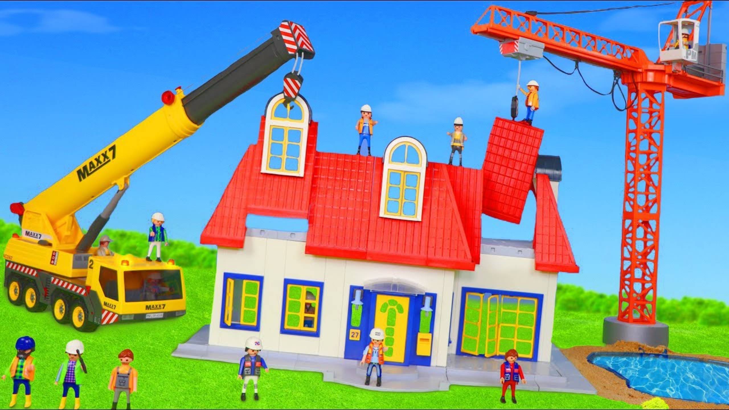 Краны строят игрушечный домик для детей