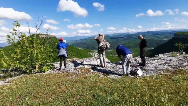 Вид с Кыз-Кермена на Тепе-Кермен, на Алтари в пустыне