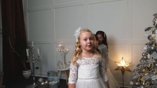 "Дивна сталася новина "  виконує тріо Катерина Онойко ,Дарина Фербішевська і Анна Кліщ.