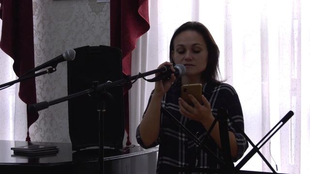 Катерина Лещенко читает стихи