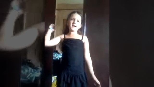 Мае падруга  пает музыку