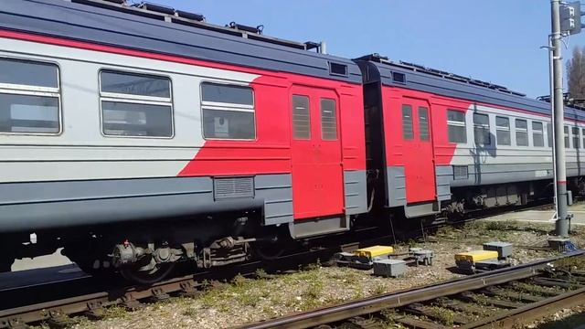 Электропоезда ЭД9М 233 и ЭД9М 175 и тепловоз ЧМЭ3 2687