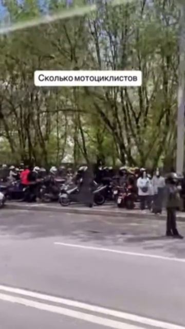 В байк-центре в Мневнинах второй день много мотоциклистов отмечают начало сезона