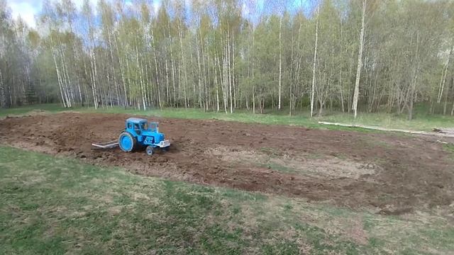 БОРОНЮ ОГОРОД ТРАКТОРОМ Т 40/ПОДРЕГУЛИРОВАЛ ТОРМОЗА.
