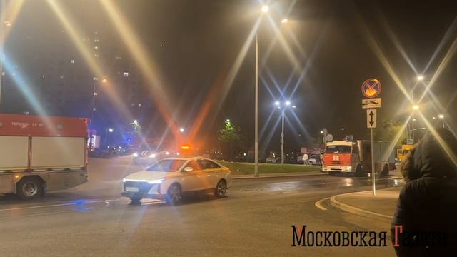 На юго-западе Москвы в районе ТЦ «Азовский» горит здание