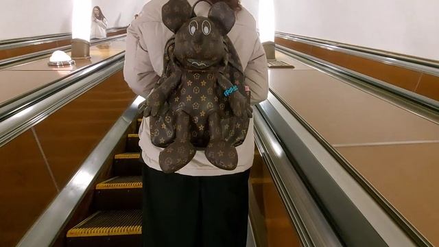 №13 Микки Маус запрыгнул девушке в рюкзак. №444 (7)0