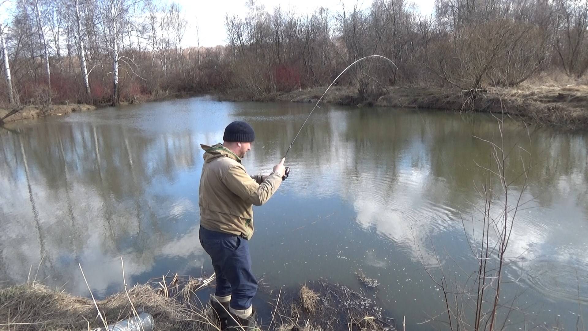 В ЭТОЙ ЯМКЕ ПОЛНО КРУПНЯКА!!! МОРМЫШИНГ ПО ДЕРЕВЕНСКИ!!!