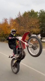 Стант на питбайке