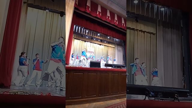 Выступает коллектив из Новосибирска на Концерте "Сибирь вместе" в ДК им. М. Горького в Новосибирске