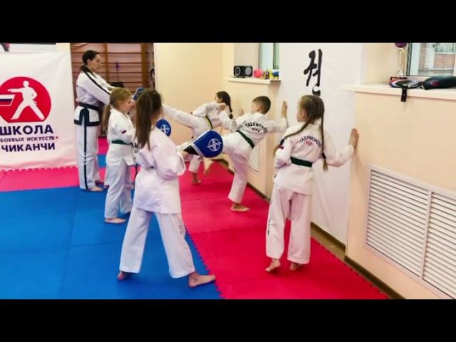 Отработка ударов ногами в парах