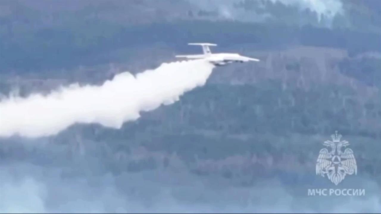 Авиация МЧС России тушит природный пожар на 140 га в Забайкалье: видео