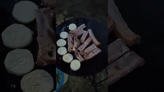 Готовим свиные рёбра с кабачками.