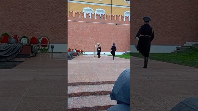 Почётный караул Вечного огня у стен Кремля