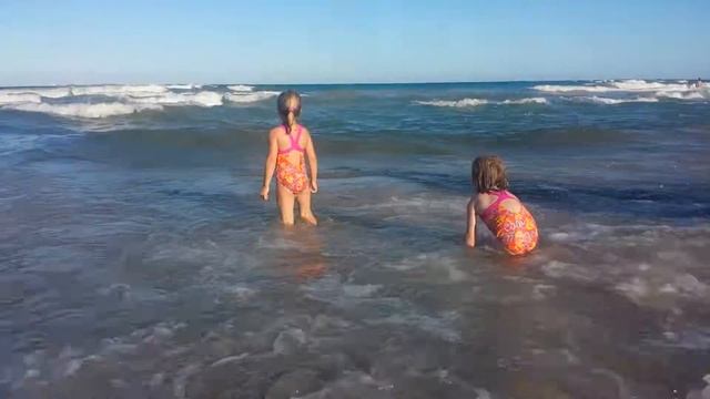 Девчонки прыгают на волны