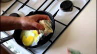 Завтрак: Яишница с зеленым сыром