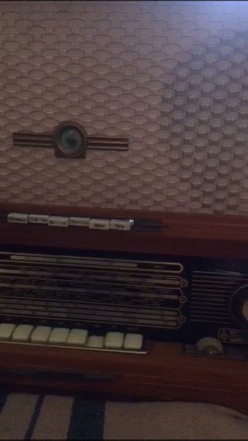 Видео Тёмная ночь играет радиола Беларусь в режиме приёмника