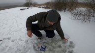 Девочка поймала щуку на жерлицу