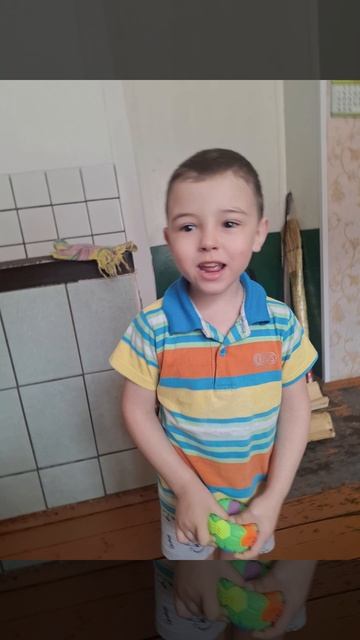 Поздравляет маму