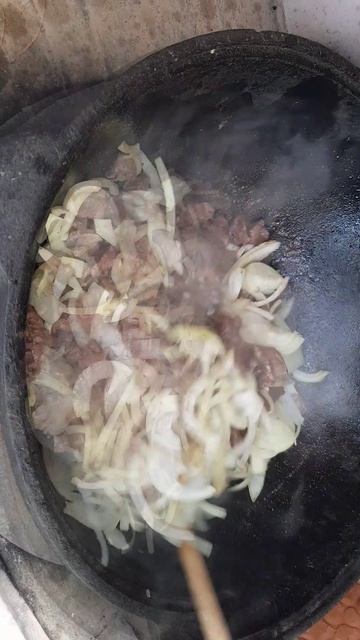 Готовим из свиных сердец вкусное блюдо в казане, очень вкусно получается! #shorts