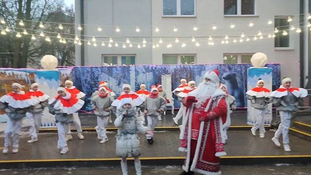"новогодние снежинки 2 " исполняет Александра Горшкова