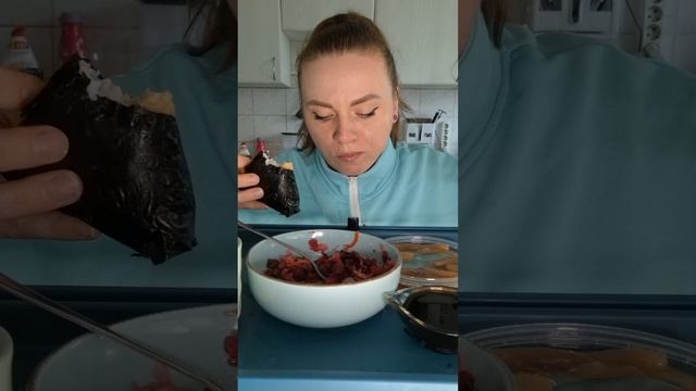 Мукбанг винегрет, икра селёдки с хлебушком и онигири #мукбанг #фудблог