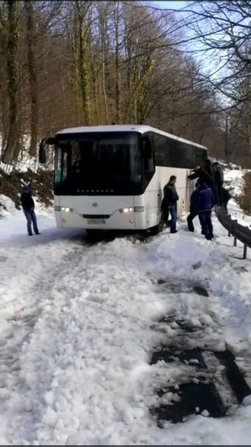 автобус чуть не снесло в пропасть