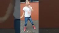 Milena dançando Barbie Girl.