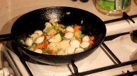 Быстрый ужин: рагу из заморозки с пельменями