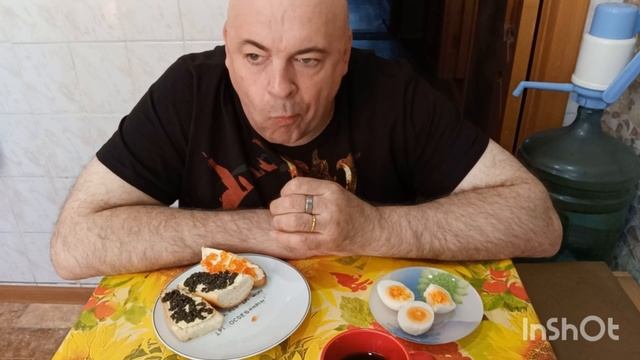 Мукбанг. Бутерброды с икрами, яйца и кофе. И снова о перевале Дятлова.