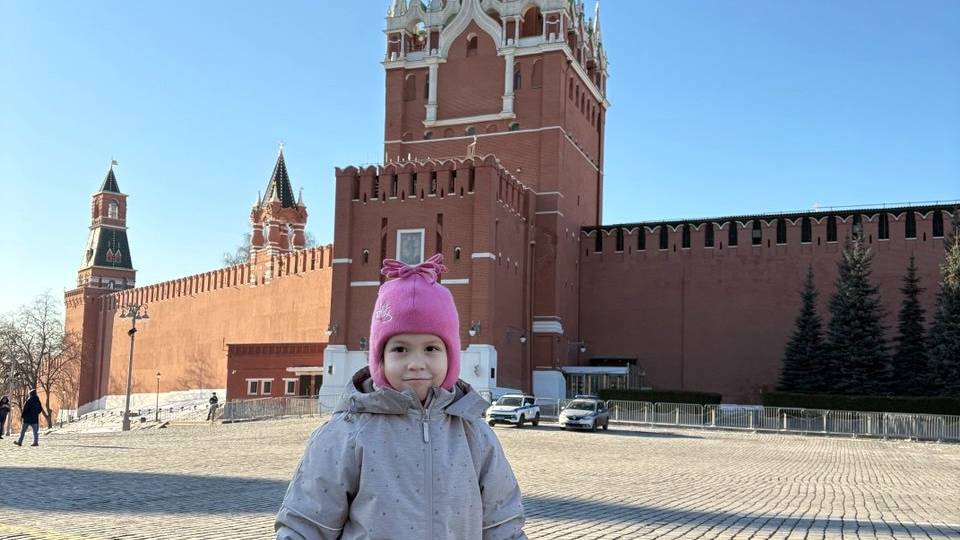Вика едет в Москву. Посещение Красной площади и парка аттракционов "Остров Мечты"