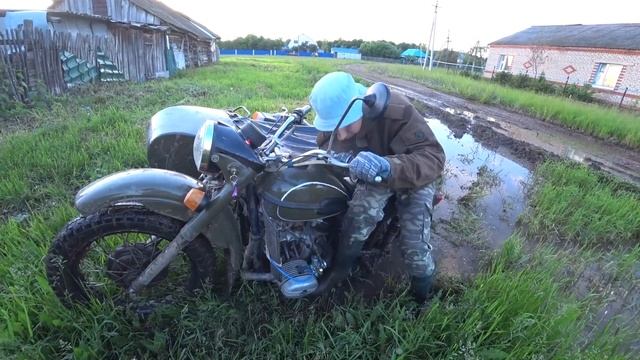 Мотоцикл Урал по майским  лужам