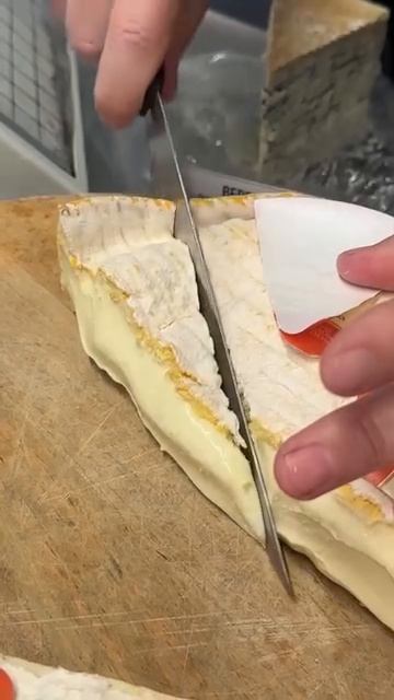 Французский Бри на двойных сливках с рыжей корочкой