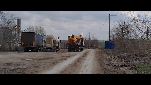 БелАЗ 7547, автокран Ивановец КС 35715.
