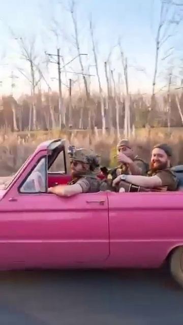 Солдаты ВСУ на розовом＂Запорожце＂.
