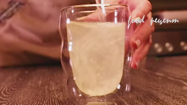Дедушка 95 лет пьет это каждый день и бегает на стадионе, выглядит на 35!