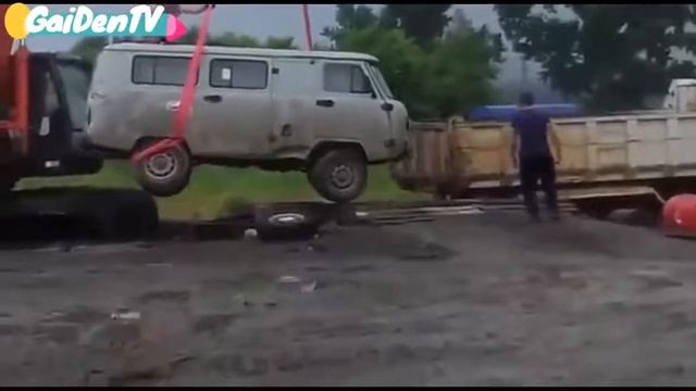 Погрузка Буханки при помощи экскаватора пошла не по плану