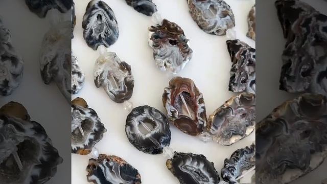 Жеоды срезы агат (халцедон) с кварцем 18-25х15,5-20 мм чёрно-бело-серые