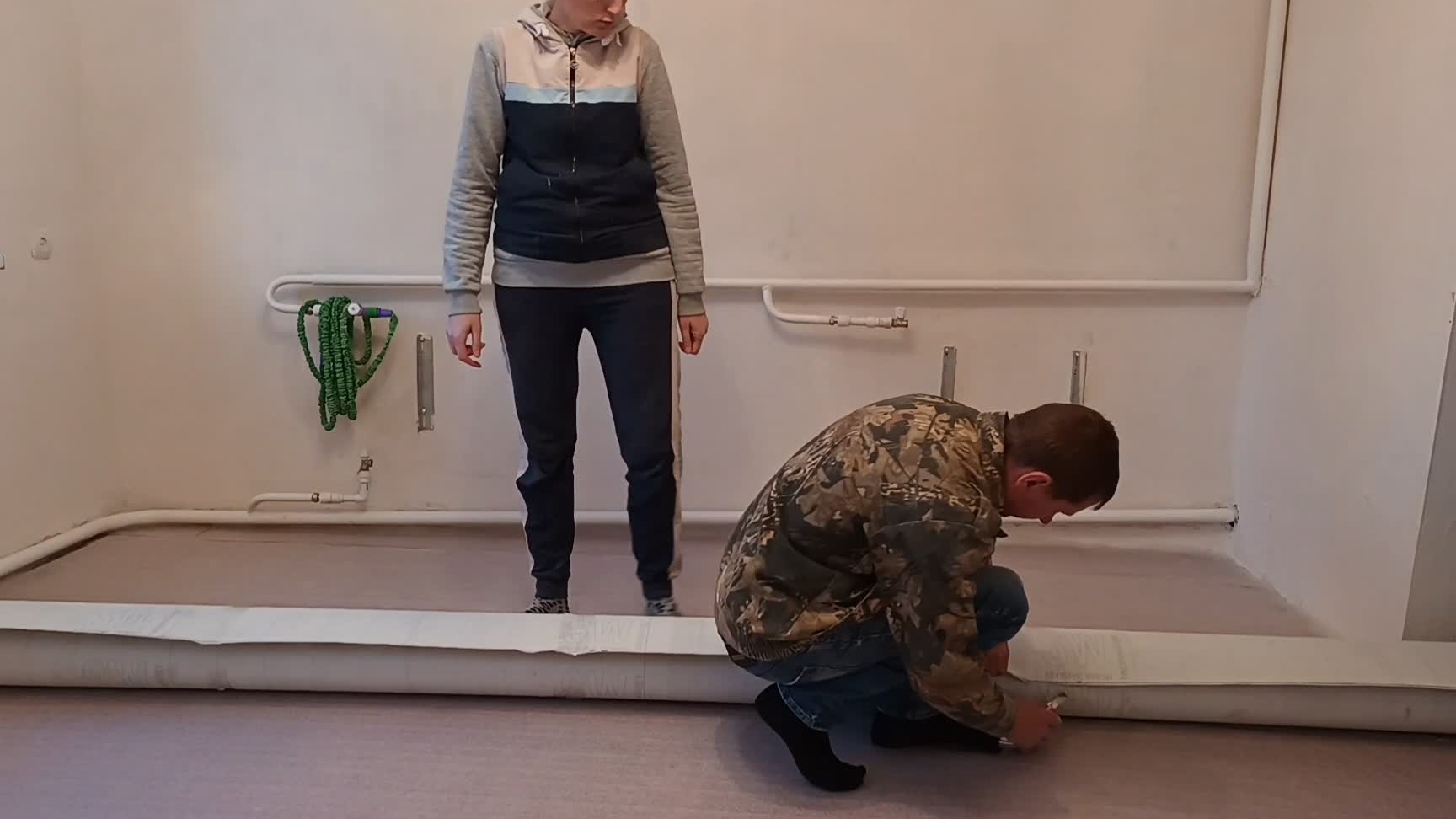 ЖИЗНЬ В СТАНИЦЕ./ НАВОЖУ ПОРЯДОК./ ПОСТЕЛИЛИ ЛИНОЛЕУМ.