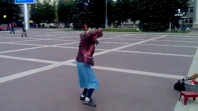 Бабка танцует клево