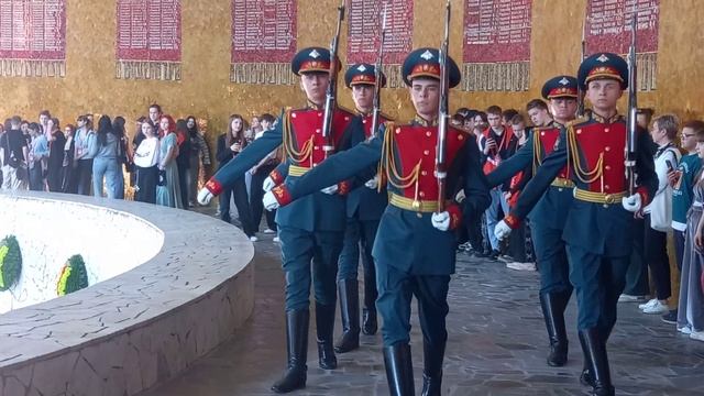 СМЕНА КАРАУЛА  . В ГОРОДЕ ВОЛГОГРАДЕ  . МАМАЕВ КУРГАН