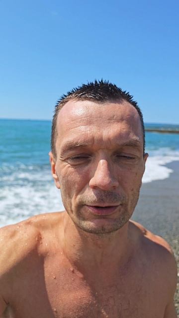 Сегодня днём померил море — 12,9°! 🌊 Отличная возможность искупаться и начать закаливание! 💪✨